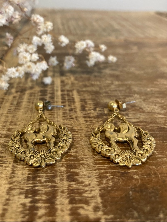 1992 Avon Mystical Unicorn Dangle Earrings Gold Tone Posts Floral Wreath - Picture 5 of 10